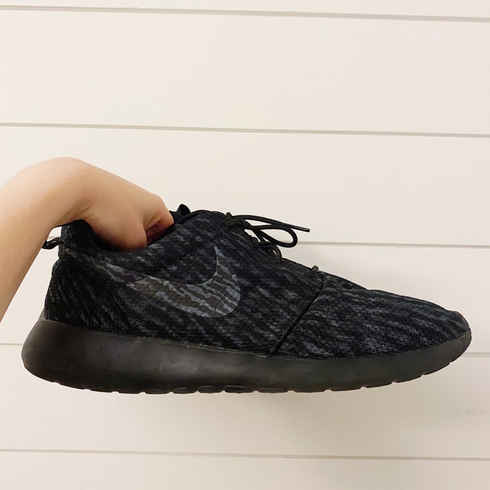 Nike Roche black tennis shoes print